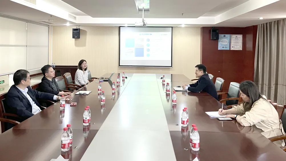 江阴市人力资源和社会保障局一行莅临我司座谈交流